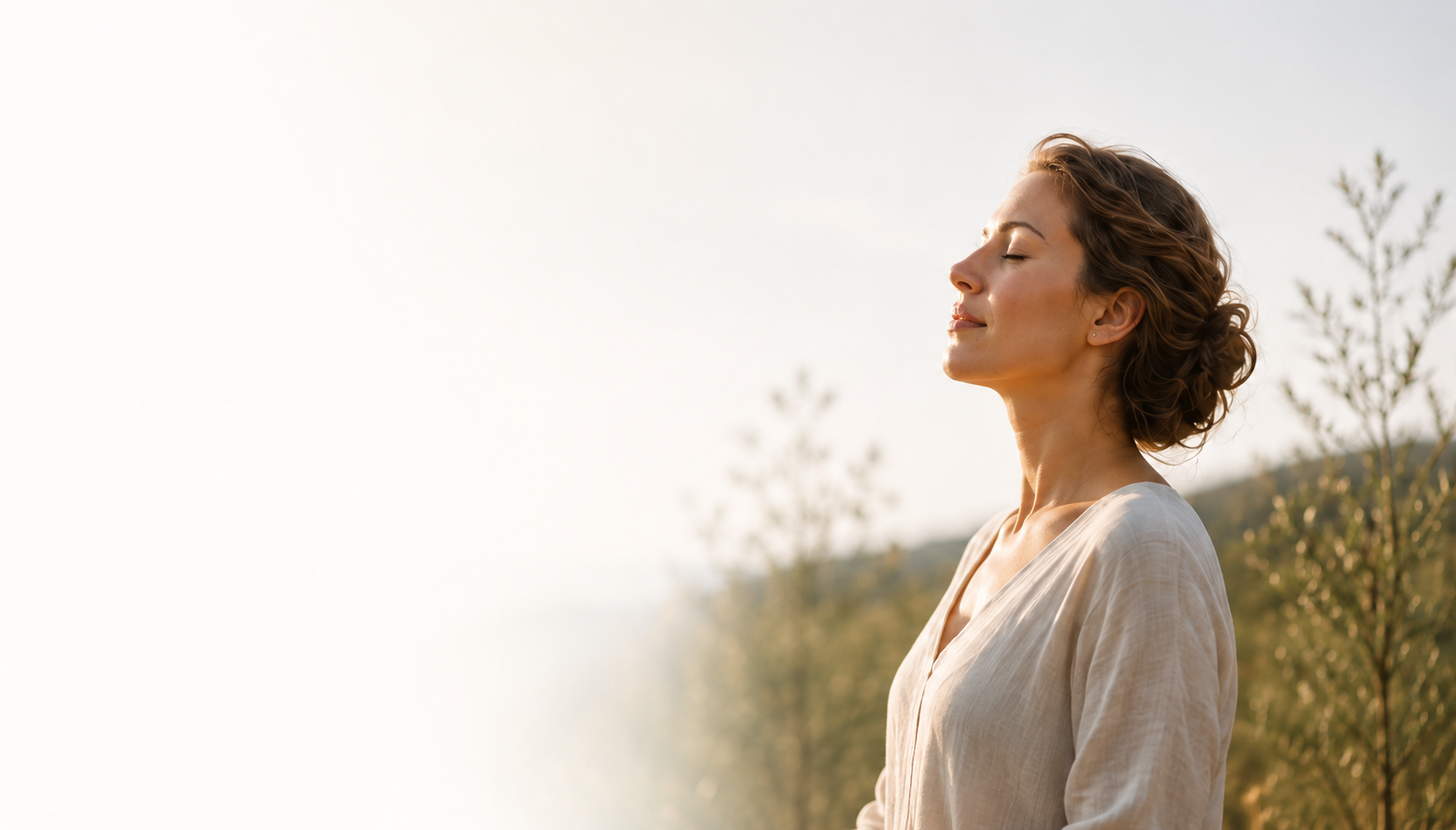 Frau atmet ruhig in mediterraner Landschaft